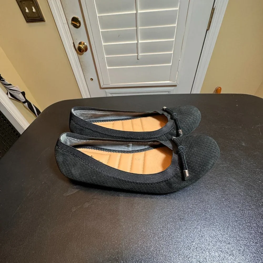 Me Too size 7.5 black leather flats